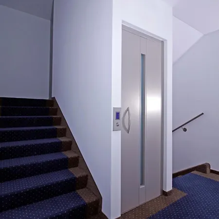 Hotel Aviator Garni 3*