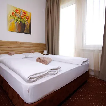 Aviator Garni Отель